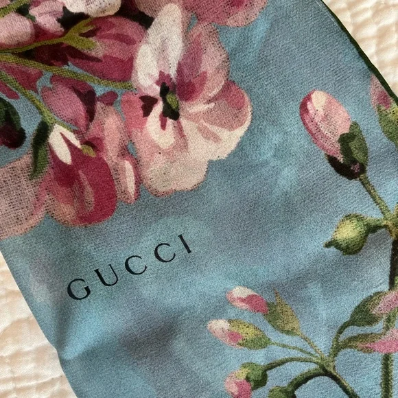 EUC Gucci Blooms Silk scarf-worn nice, brand tag missing - Picture 3 of 3